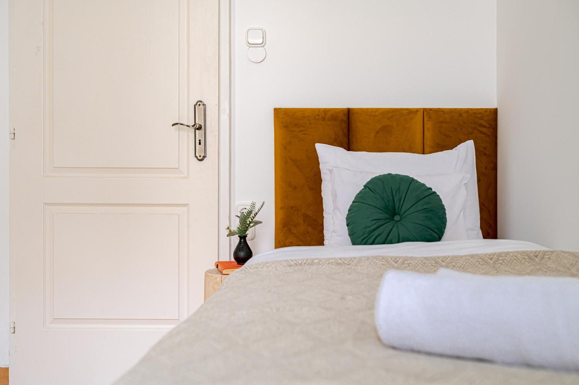 Jungle Aesthetics Downtown Apartman Aircon And Garage Parking Budapest Extérieur photo