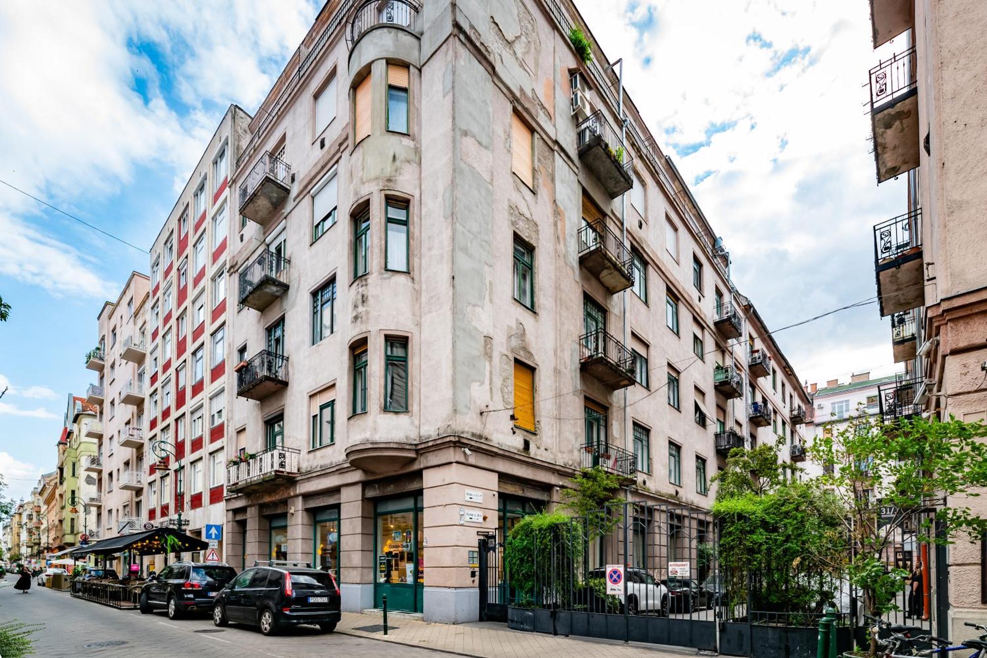 Jungle Aesthetics Downtown Apartman Aircon And Garage Parking Budapest Extérieur photo