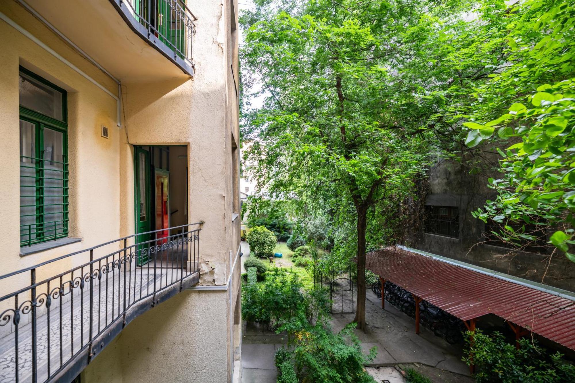 Jungle Aesthetics Downtown Apartman Aircon And Garage Parking Budapest Extérieur photo